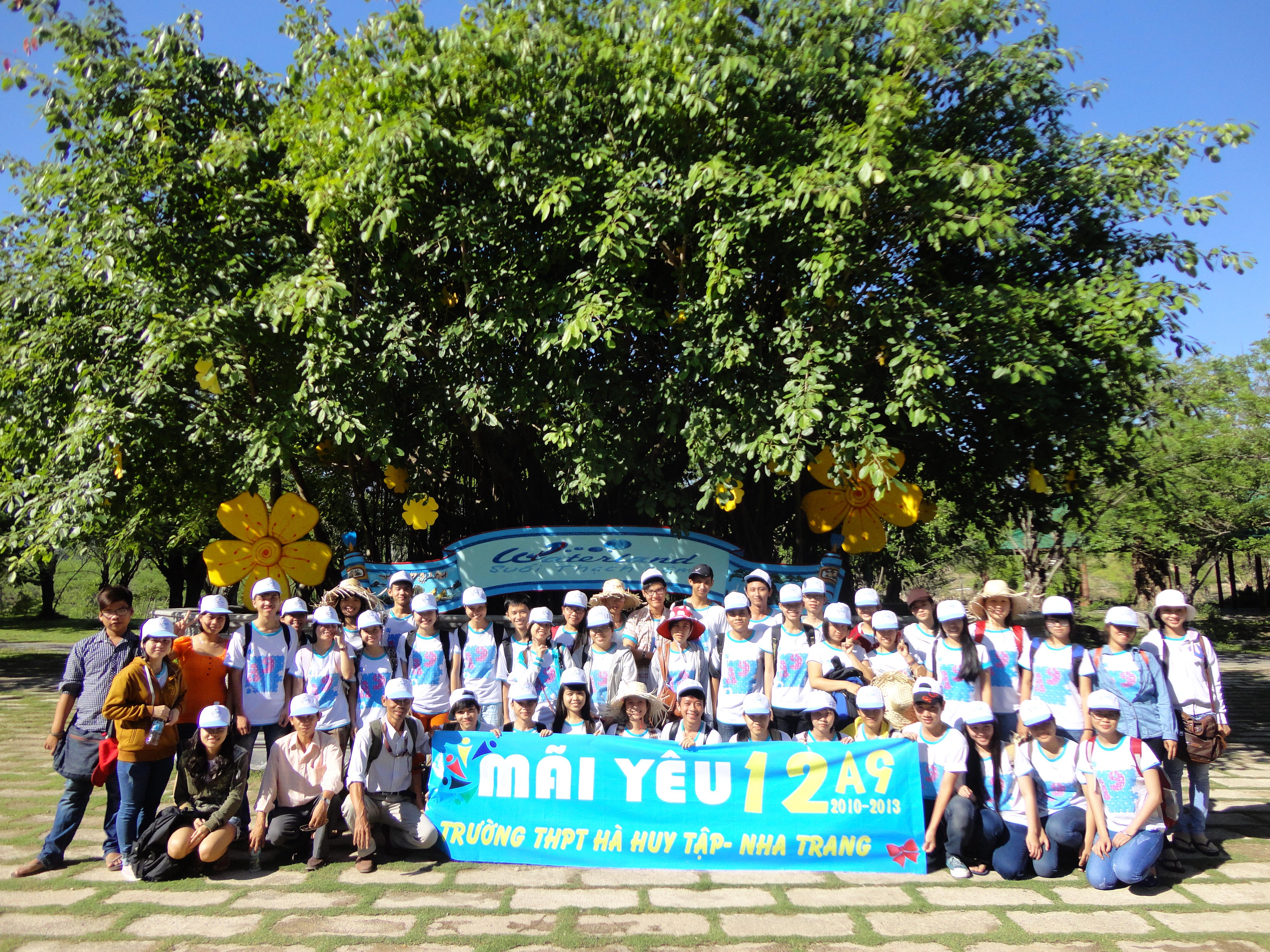 Team Building THPT Hà Huy Tập 2013 tại Suối Thạch Lâm
