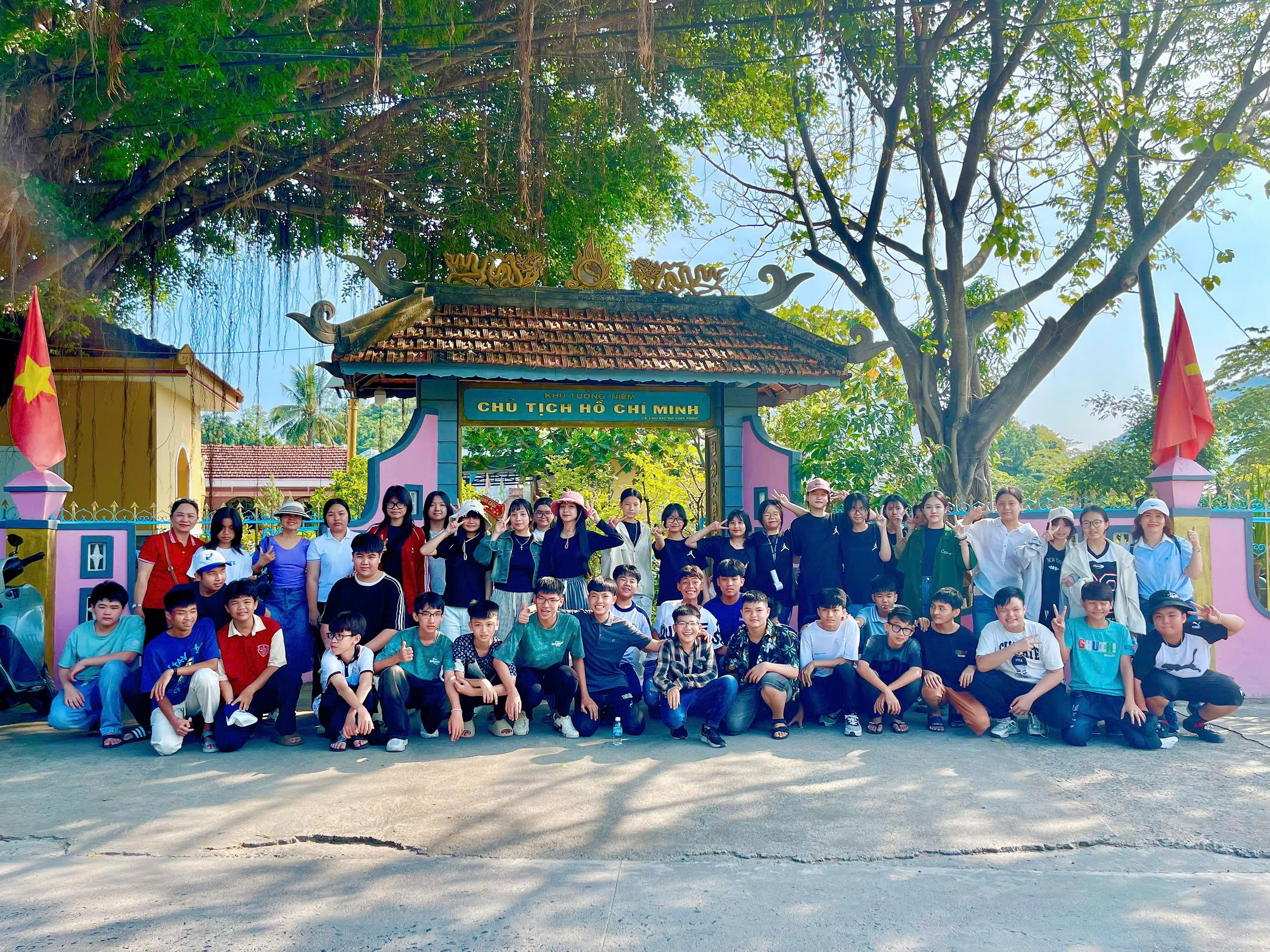 vieng-tham-nha-luu-niem-bac-ho (1)