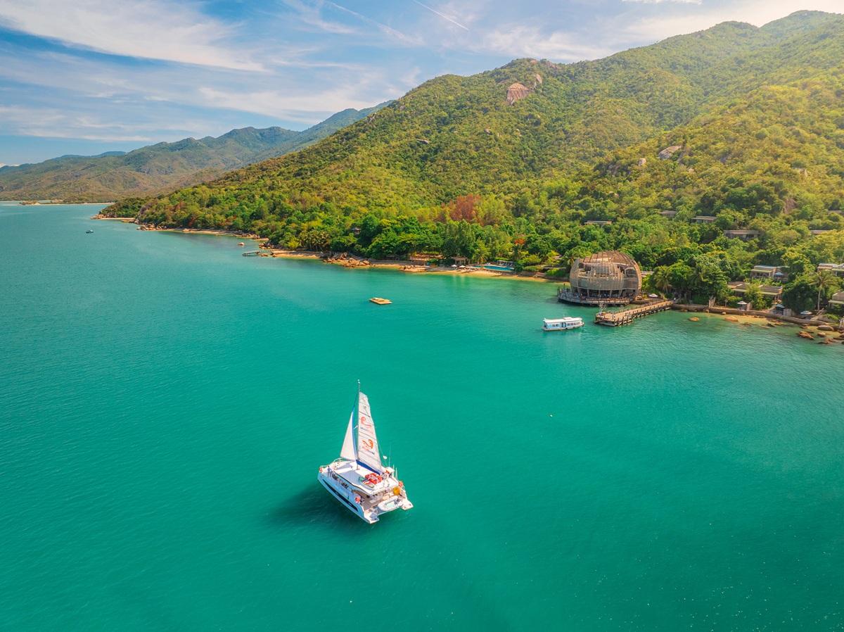 Yacht Tour vs Island Tour in Nha Trang